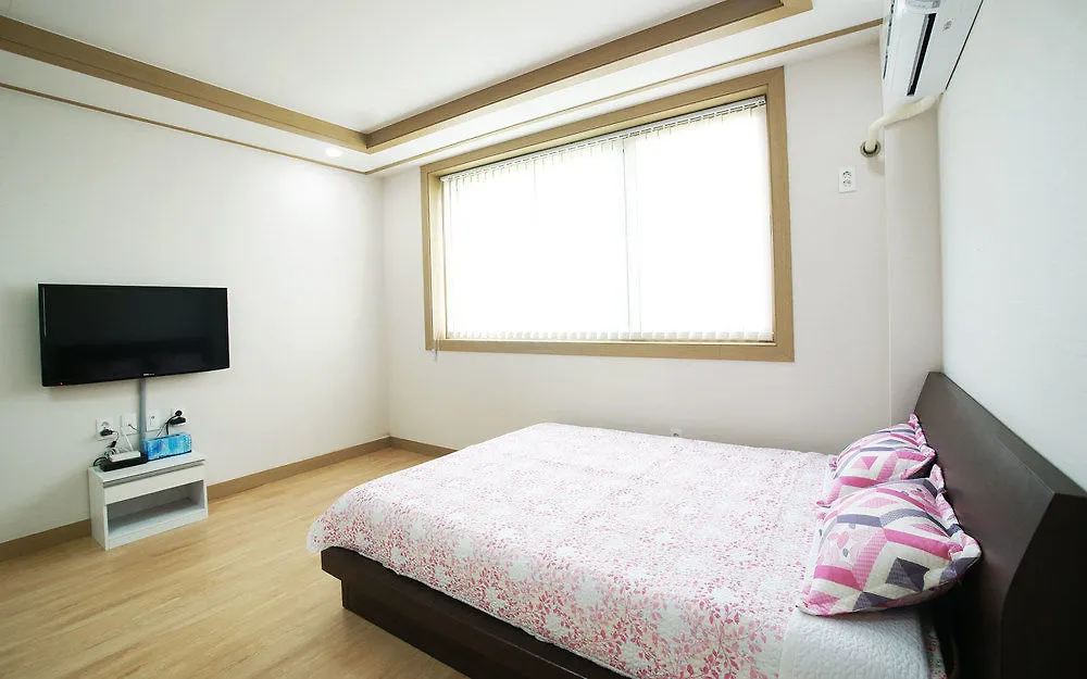 Gambi Namu Pension Jeju Hotel